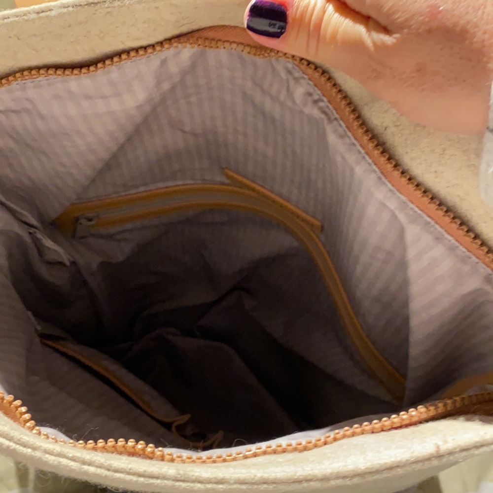 EUC like new Petra Messenger Bag. Where business meets savvy. Eco savvy! - Picture 7 of 11